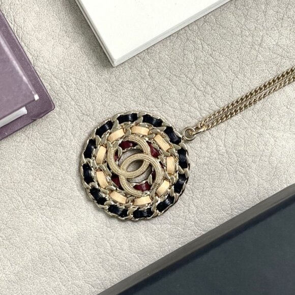 Chanel Lambskin Chain CC Necklace Gold with Pouch and Box - Picture 3 of 7